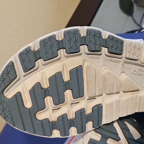 Hoka One One - Graviota 4, Size 8.5 D (Wide) - Picture 8 of 15